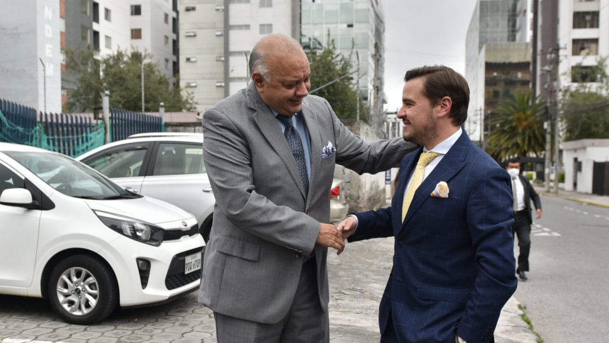 Suspensión. El exasambleísta Galo Lara y su defensor Eduardo León, en los exteriores de la Corte Nacional.