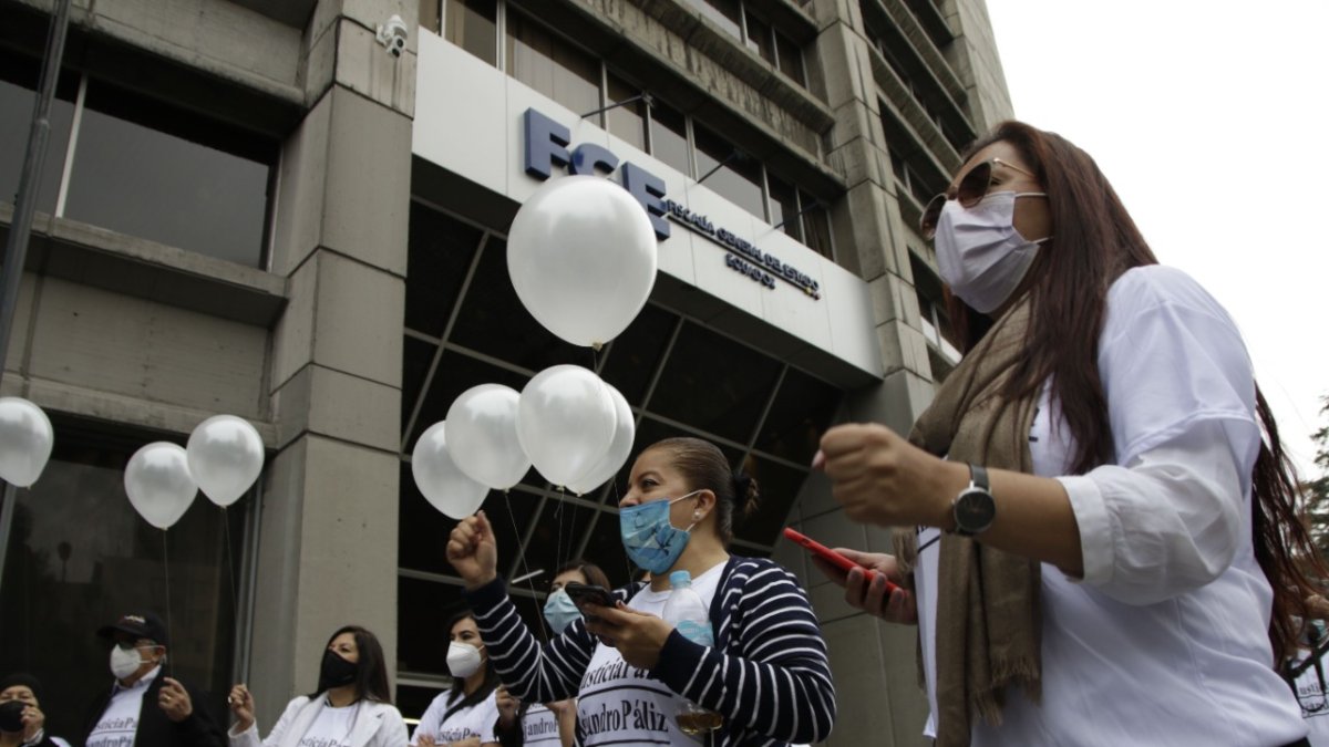 Quito. Los allegados del abogado Alejandro Paliz hicieron un plantón este lunes 29 de noviembre en la Fiscalía.