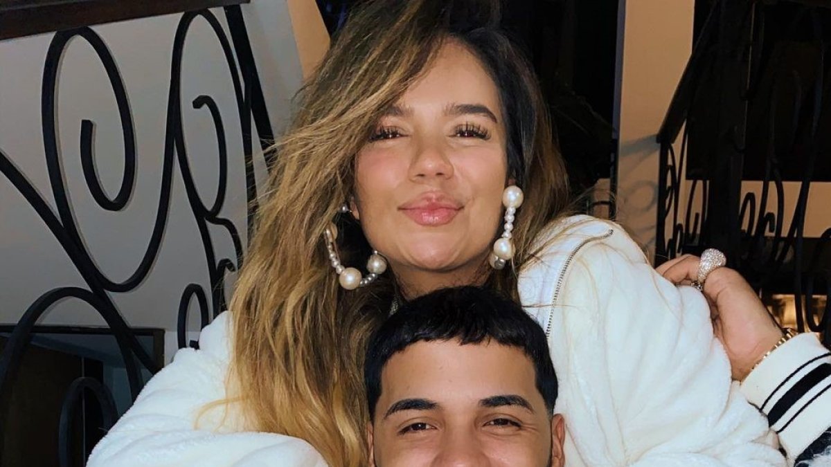 El cantante sorprendió a la colombiana en el Choliseo de San Juan, Puerto Rico para interpretar juntos el tema Culpables.