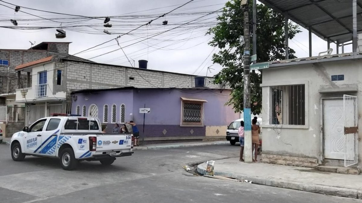 En el sector de Callejón 20 y Tercer Callejón Robles Chambers en el suroeste de Guayaquil, se produjo el tiroteo que acabó con la vida de un hombre.