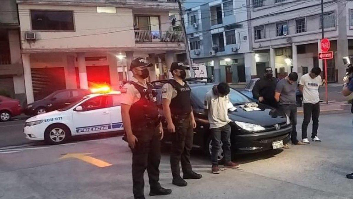 La Policía con los tres sospechosos aprehendidos al amanecer de hoy, luego de una persecución.