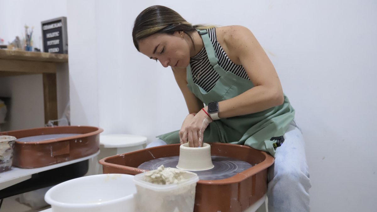 Carolina Massuh es psicóloga clínica y ha logrado fusionar la cerámica con terapia de bienestar