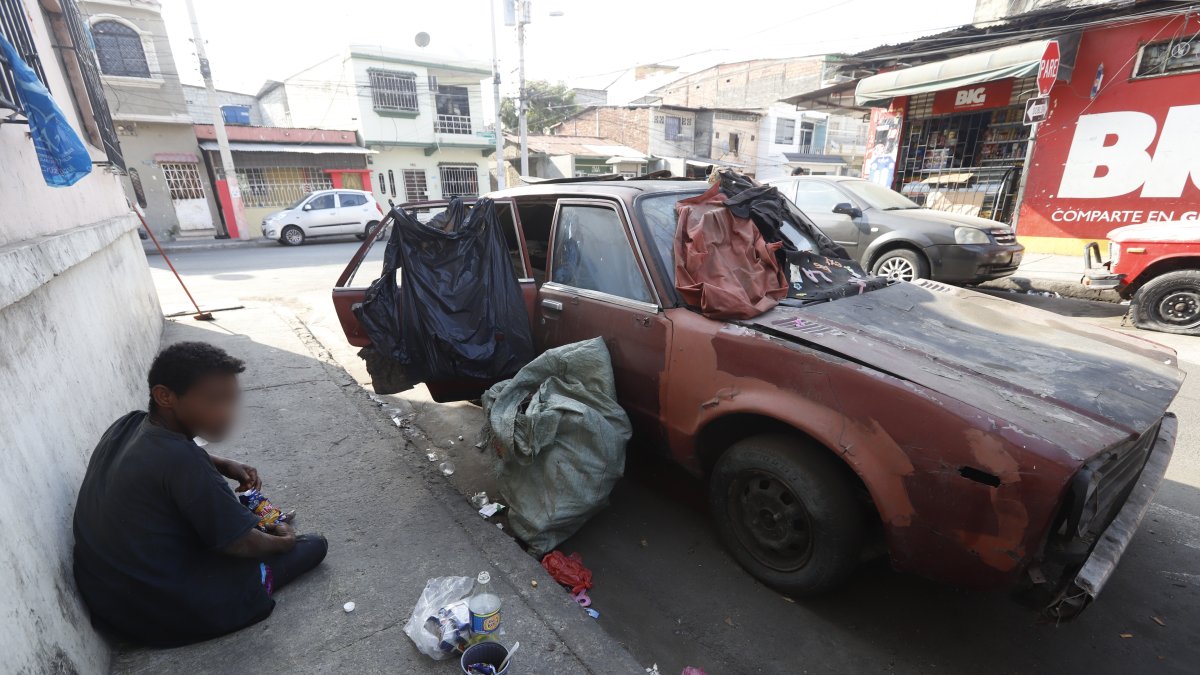 Hecho. El ‘dueño’ del vehículo, al que han apodado el ‘drogomóvil’, ha colocado fundas en las ventanas.