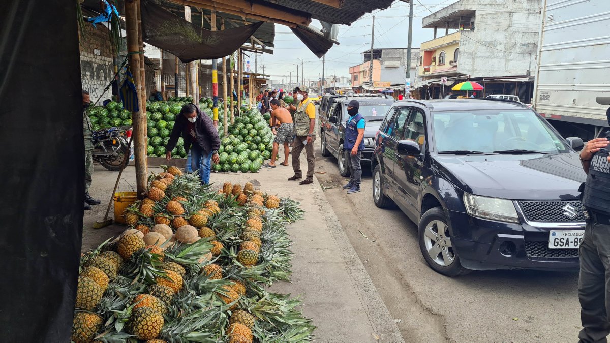 Escenario. Así permanecían las aceras, previo a la intervención, en el mercado. No había espacio para circular en el sitio hace, al menos, dos años.