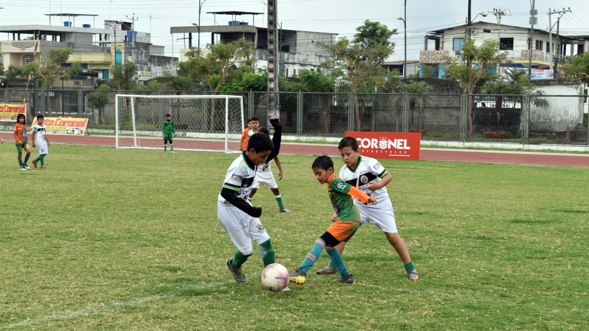 John Pardo (c) ante la marca de dos jugadores rivales más grandes.