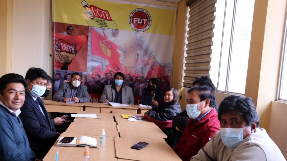 Cita. Ayer, trabajadores de municipios, eléctricas y maestros debatieron.