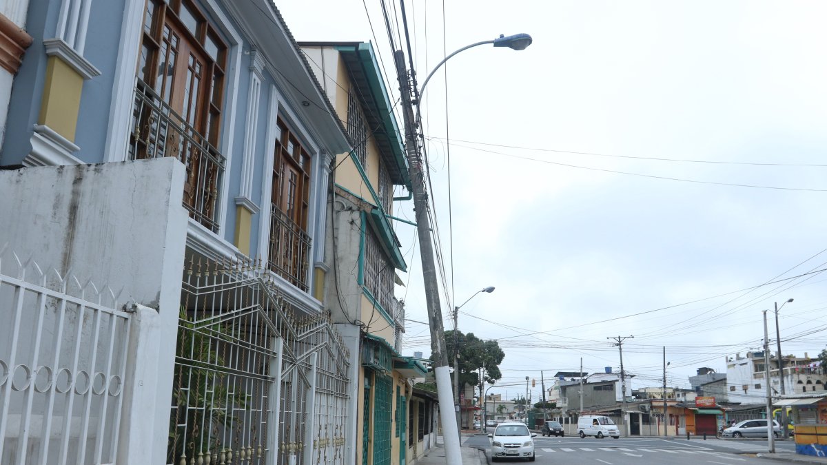 Uno de los postes inclinados está en la avenida Esmeraldas y José Vicente Trujillo.