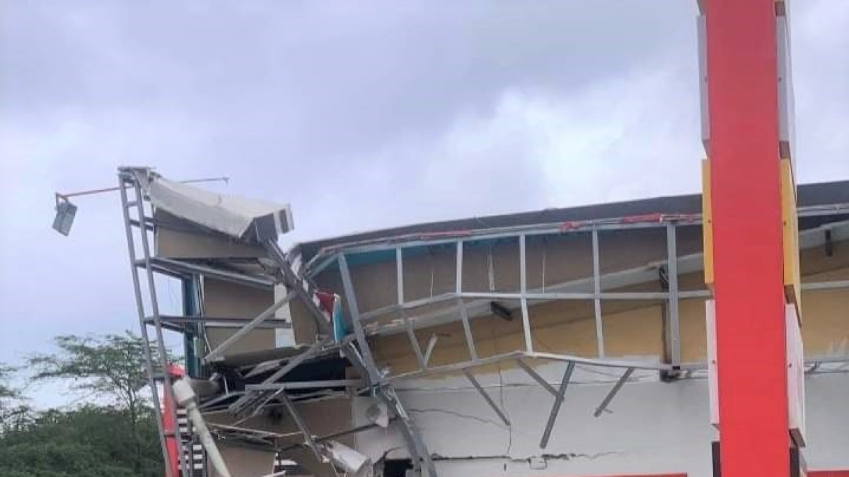 Así quedó el inmueble tras el siniestro del bus disco 11 de la empresa CITUP en Manglaralto.