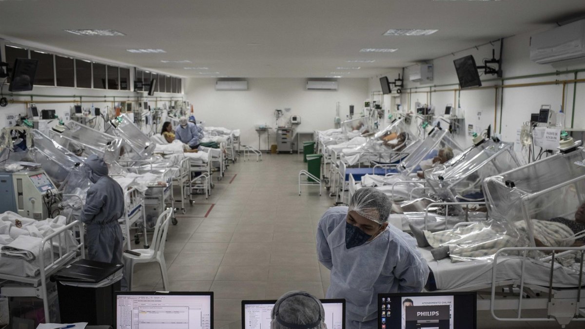 Brasil, uno de los países más azotados por la covid-19, vive hoy un momento de cierta estabilidad en relación a los contagios y muertes, que se encuentran en sus niveles más bajos desde prácticamente el inicio de la crisis sanitaria, en febrero de 2020. Imagen de archivo.