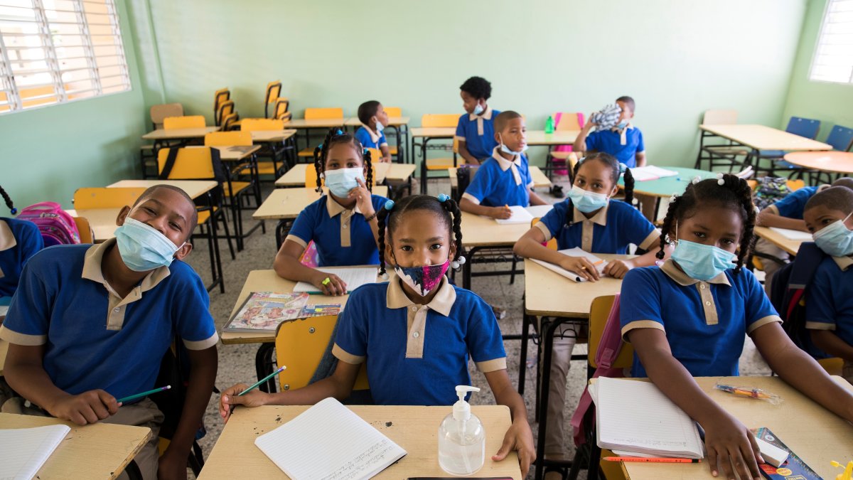 Estudiantes asisten un día de clases presenciales en una escuela pública, en una fotografía de archivo.