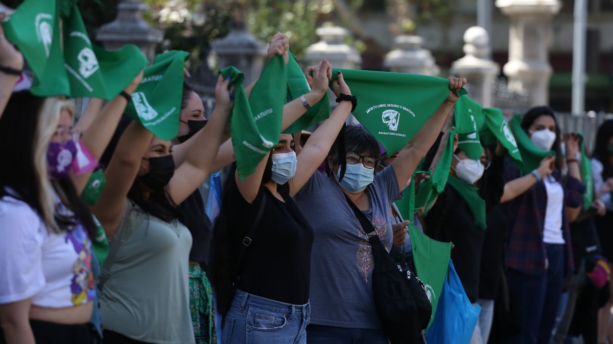 Mujeres se manifiestan a favor del aborto libre en Santiago (Chile)