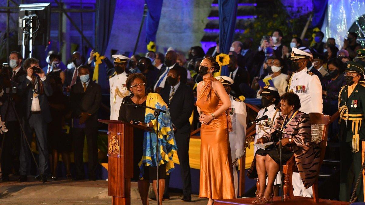 En el acto, Rihanna lució un vestido de seda naranja largo, combinado con unas sandalias negras y unas trenzas en el pelo.