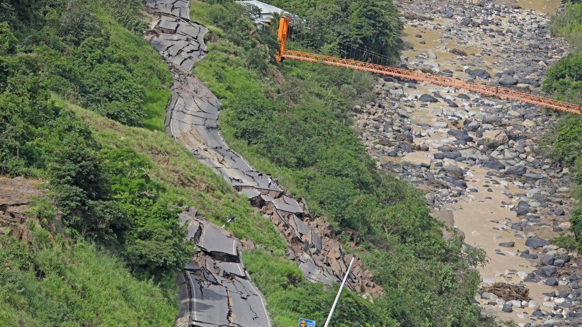 Fotografía cedida este lunes por la Agencia Andina de noticias en la que se registro una carretera afectada por el terremoto del pasado domingo en la región amazónica peruana.