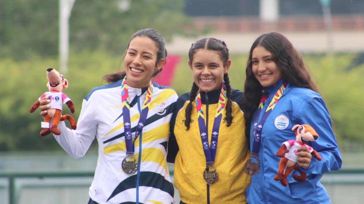 Ma. Loreto Arias (i) fue la segunda mejor marca en patinaje de velocidad.