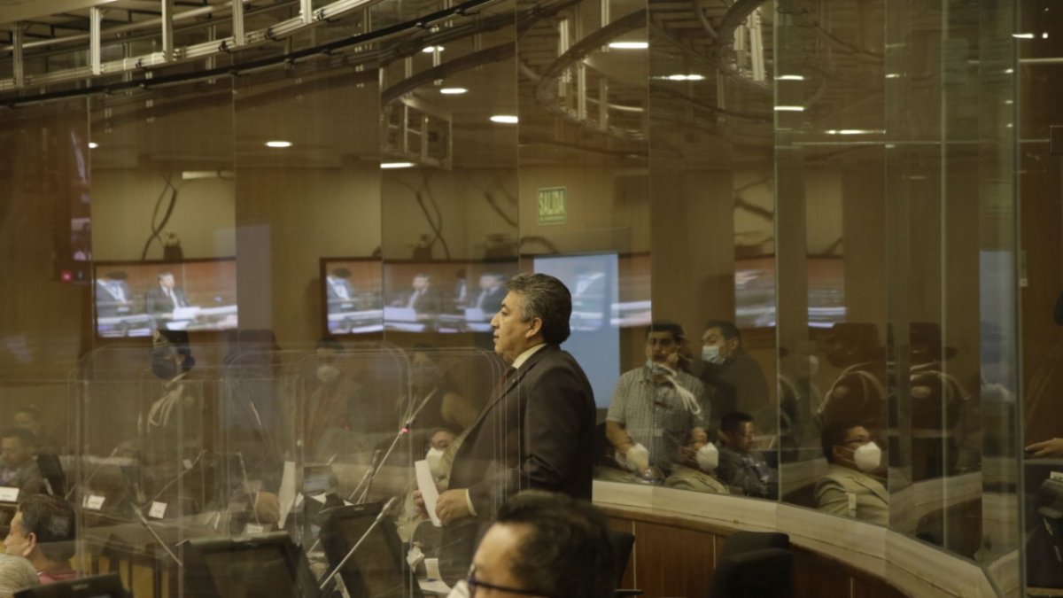 Acusado. Eckenner Recalde leyó con extrema dificultad el texto de su defensa. Todo lo tenía escrito. Incluso (y esto es rarísimo) el discurso de réplica.