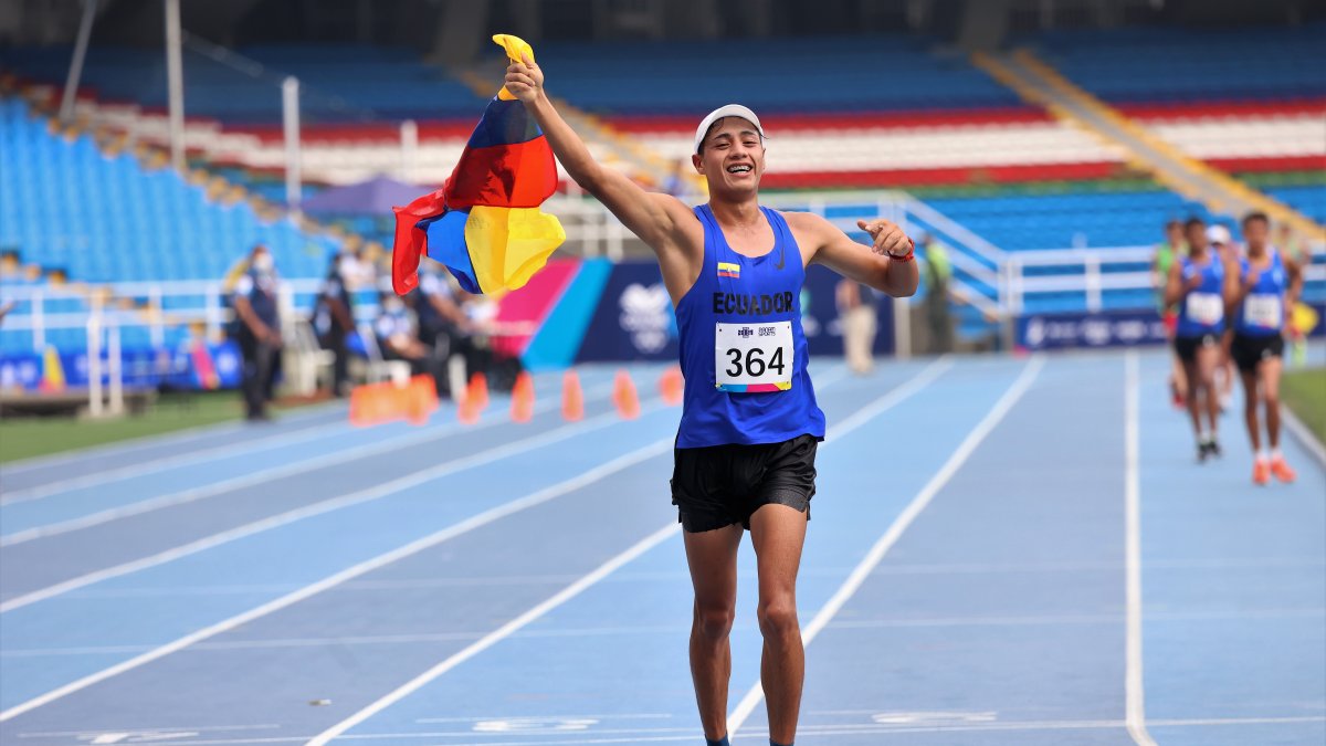 El deportista quiteño cruzó la meta tras cronometrar 1 hora, 21 minutos y 56 segundos.