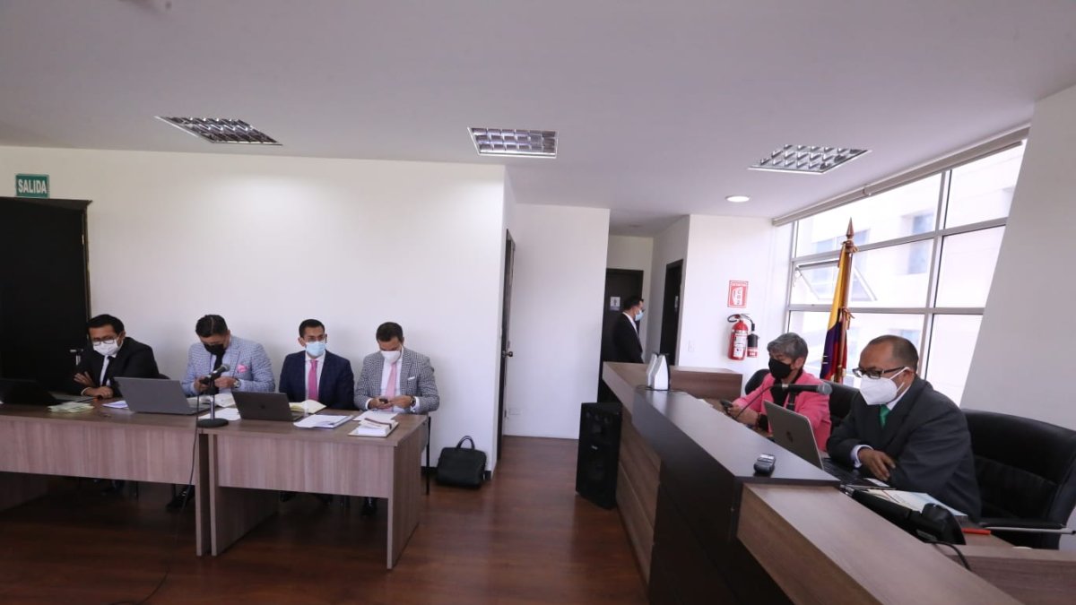 Diligencia. Jueces y defensores de Yunda en los minutos previos a la instalación de la audiencia de recusación.