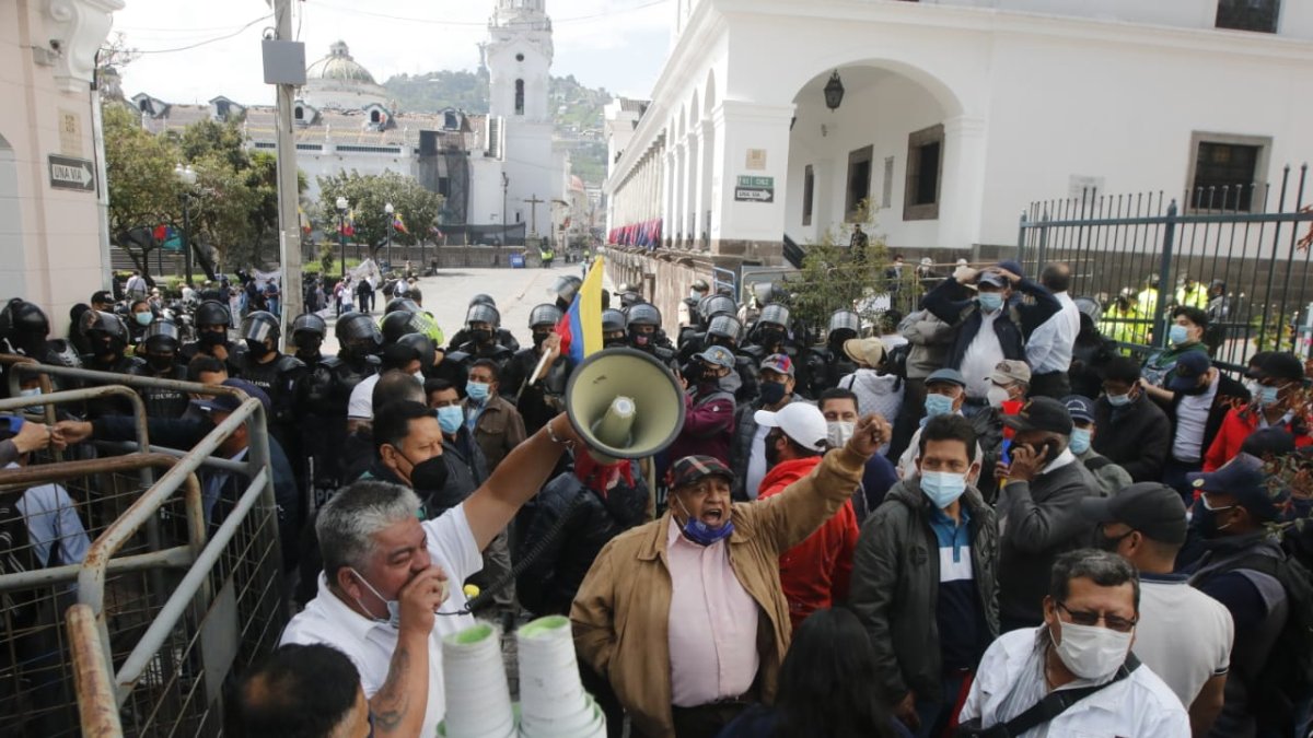 Quito. Decenas de policías en servicio pasivo protestaron ayer por el atraco al Isspol.