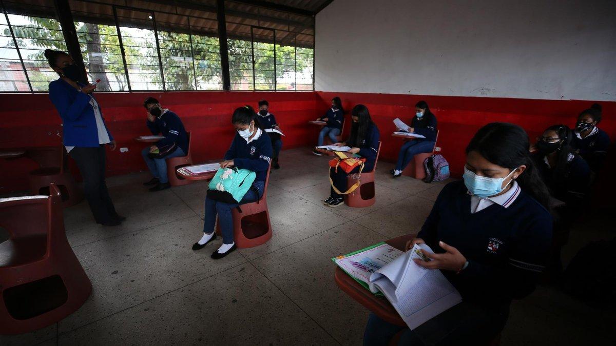 Estudiantes de la Unidad Educativa Agropecuaria Eduardo Salazar Gómez regresan a clases presenciales en Quito (Ecuador), en una fotografía de archivo.