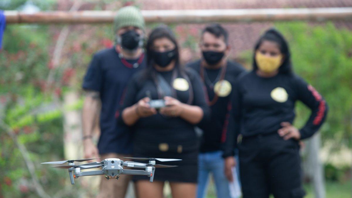 Jóvenes de diversas etnias de la Amazonia brasileña participan en un curso de manejo de drones.