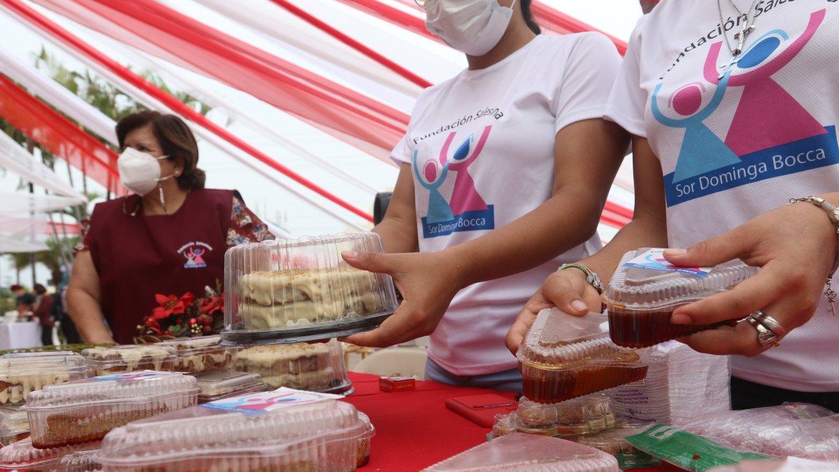 Las chicas preparan dulces para empezar sus emprendimientos.