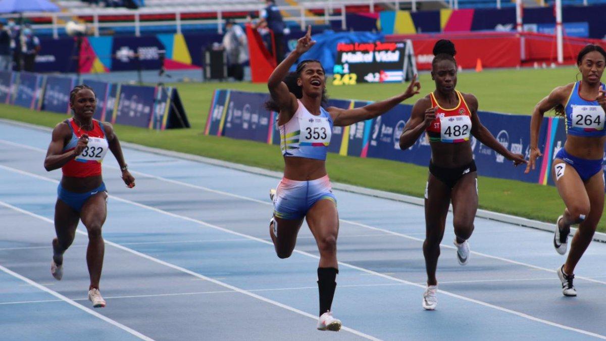 Suárez festejó tras cronometrar 11,32 segundos en los 100 metros planos.