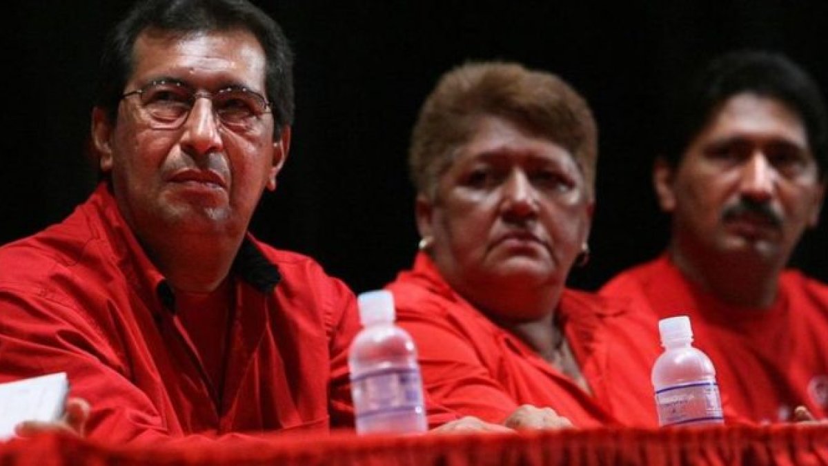 Argenis Chávez (Iz), candidato chavista y hermano del expresidente Hugo Chávez,renunció a la reelección para Gobernador del estado de Barinas.