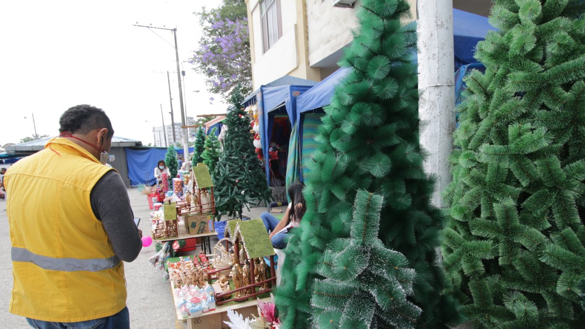 Pocas personas llegan al mercado de las Cuatro Manzanas.