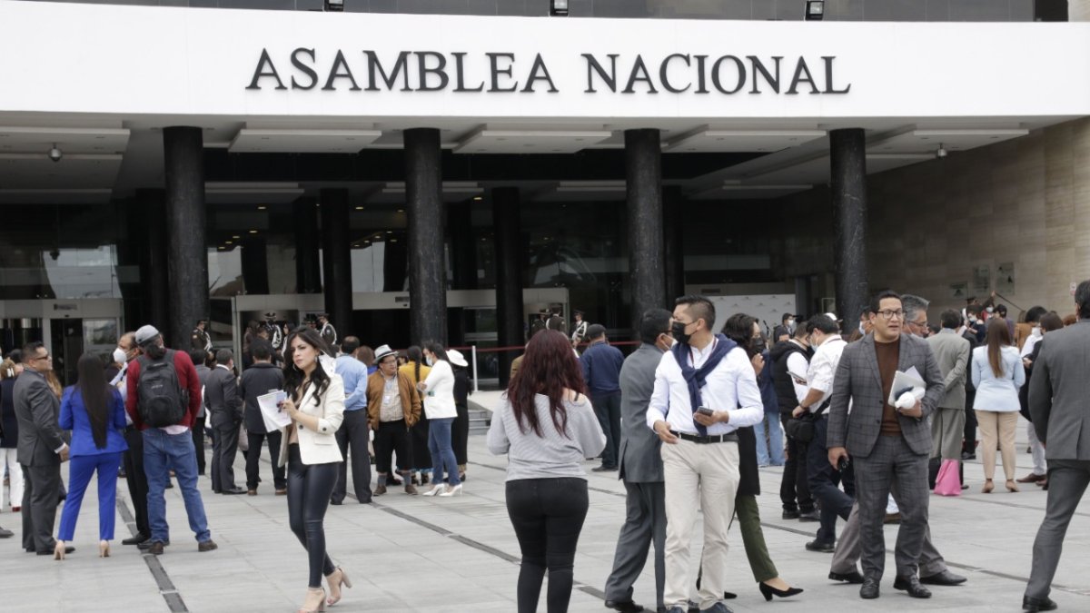 Funcionarios. Un legislador puede contratar hasta cuatro personas para su despacho. Si es autoridad legislativa, el número se incrementa