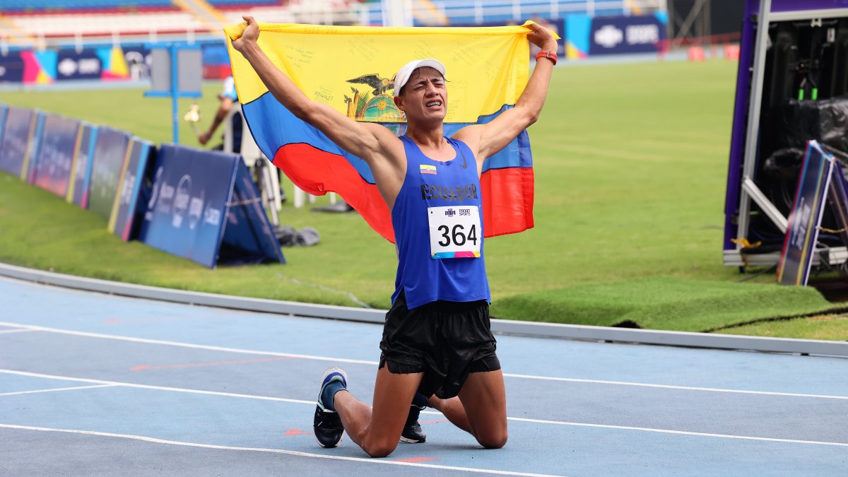 El .quiteño de 22 años cayó al suelo de rodillas tras cruzar la meta y cronometrar 1 hora, 21 minutos y 56 segundos.