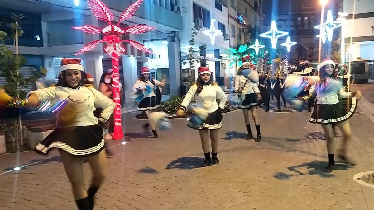 Inician las festividades navideñas en la calle Panamá e Imbabura.