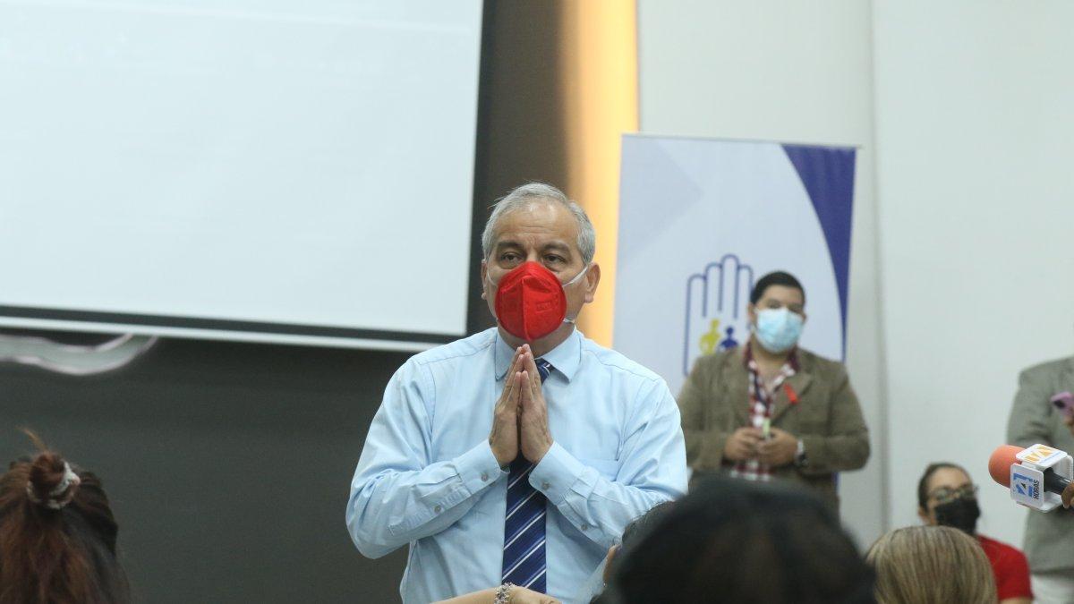 Francisco Andino, gerente del Teodoro Maldonado Carbo en Guayaquil, recibió a pacientes que protestaron por la falta de medicamentos.