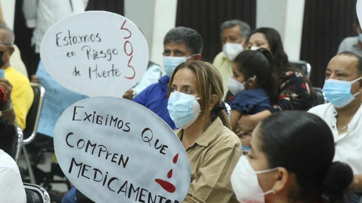 Incomodidad. Pacientes acudieron con sus tratamientos a protestar.