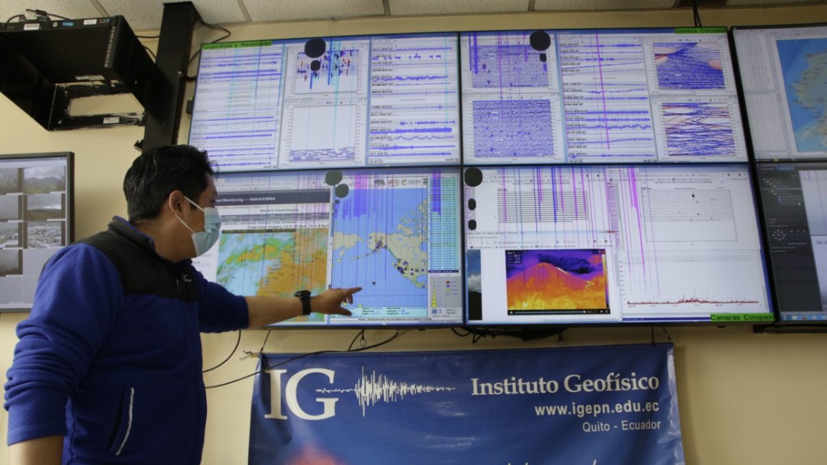 Monitoreo. Edwin Viracucha, coordinador del Centro de Monitoreo Terras del IG-EPN, explica el sistema.