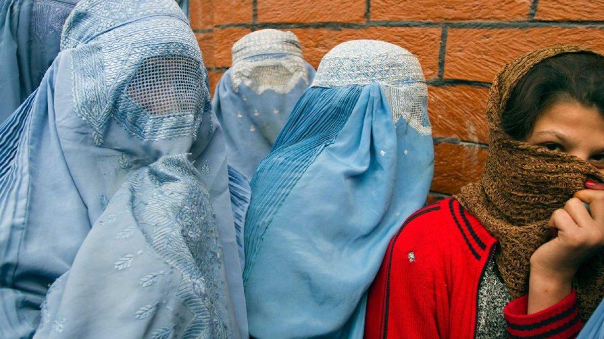 Las mujeres en Afgaanistán siguen sojuzgadas por los talibanes, quienes hoy gobiernan el país.