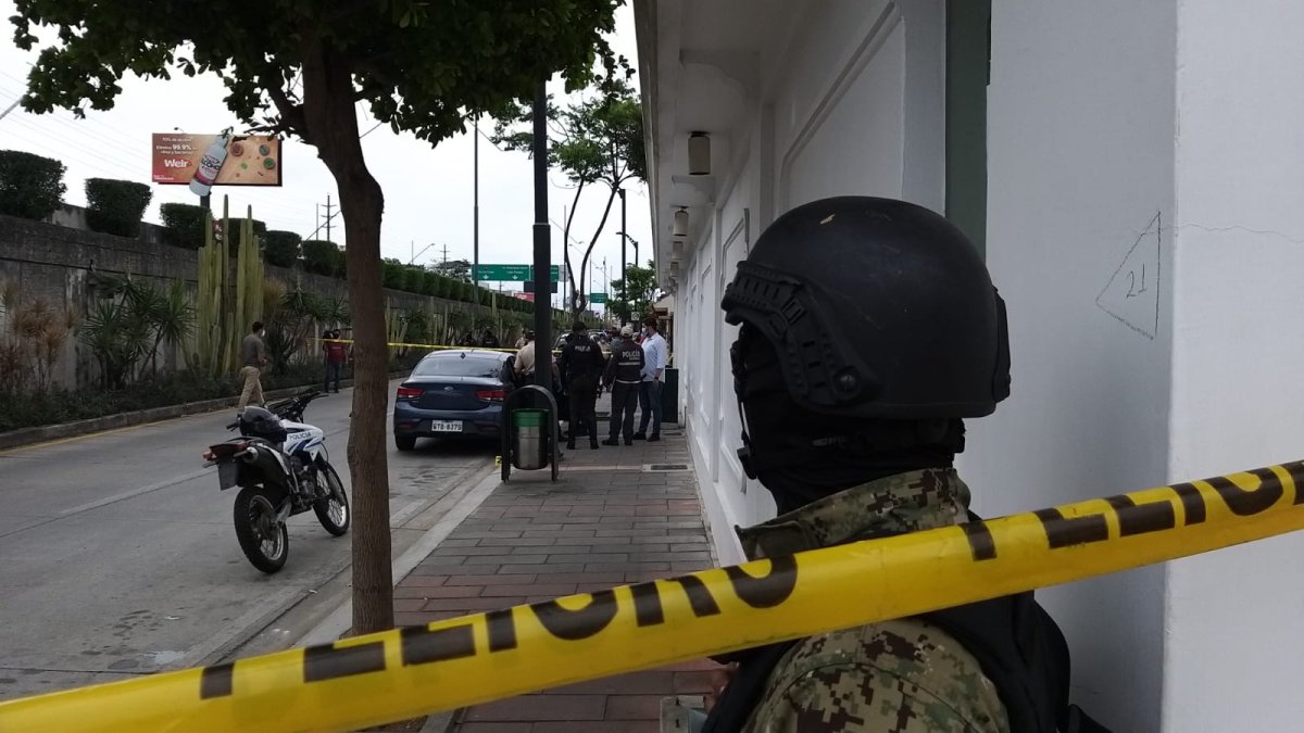 Las fuerzas del orden acordonaron el escenario del crimen para iniciar las diligencias que ayuden a esclarecerlo.