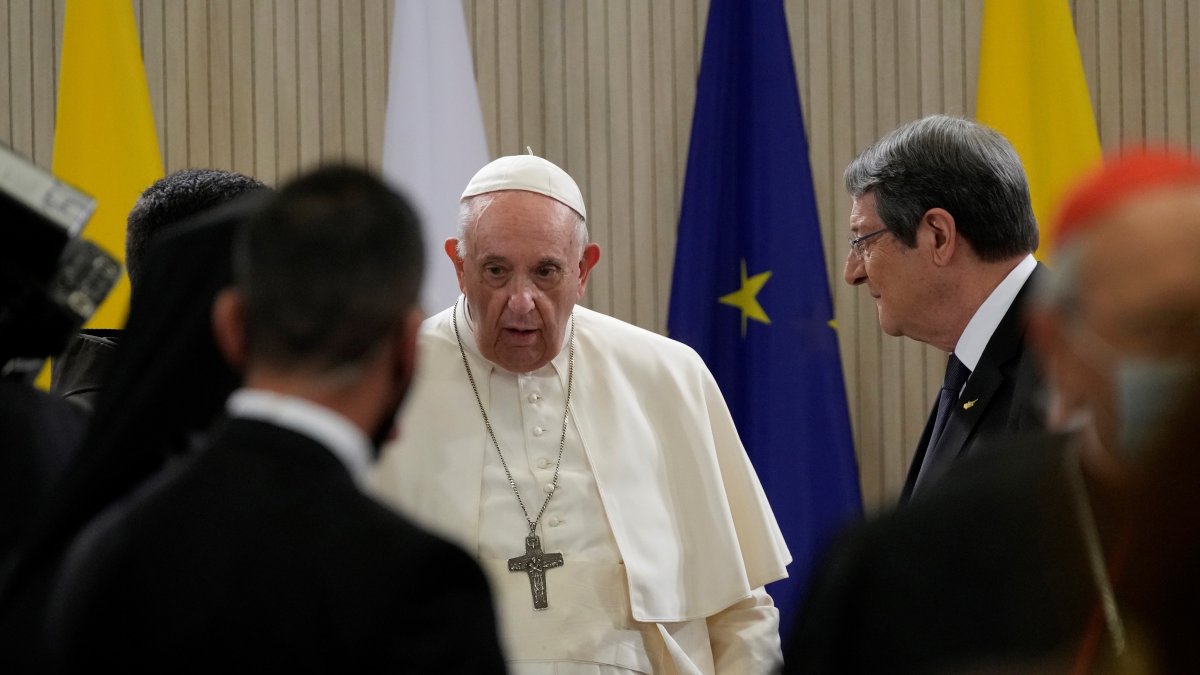 El papa Francisco cumple una visita oficial a Chipre. Aquí cuando dejaba el palacio presidencial en Nicosia, luego de reunirse con el presidente , Nicos Anastasiades 