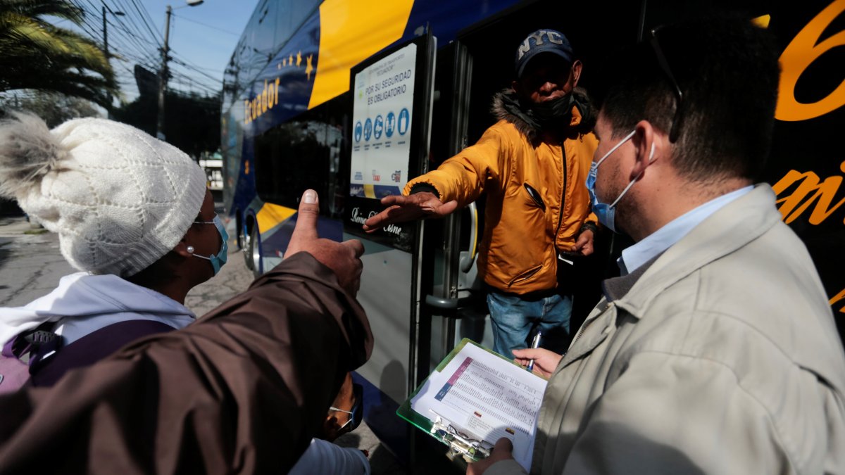 Venezolanos se suben a un bus en el marco del plan 