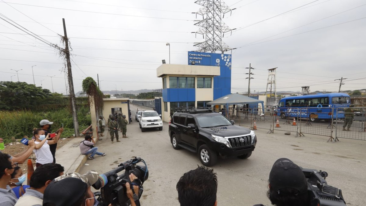 Mientras ingresan a la Penitenciaria, la Comisión de Derechos Humanos.