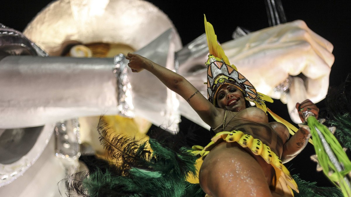 La samba, el género musical de Brasil, que contagia con su ritmo y movimientos de cadera..EFE/ Antonio Lacerda