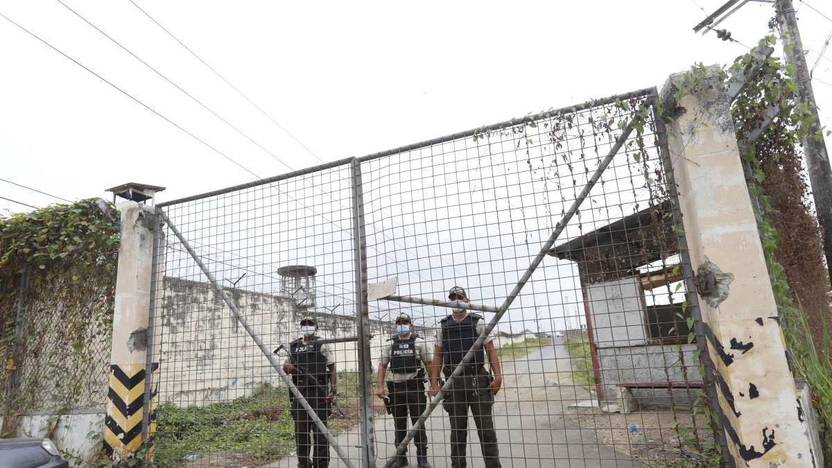 Policías custodian el acceso a la cárcel de mujeres tras el ingreso de los delegados de la Comisión Interamericana de Derechos Humanos (CIDH)