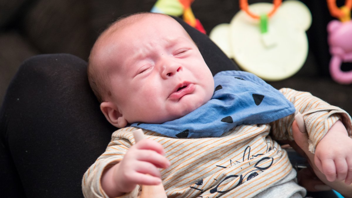 Bebés que lloran en exceso lo hacen con frecuencia al estar cansados.