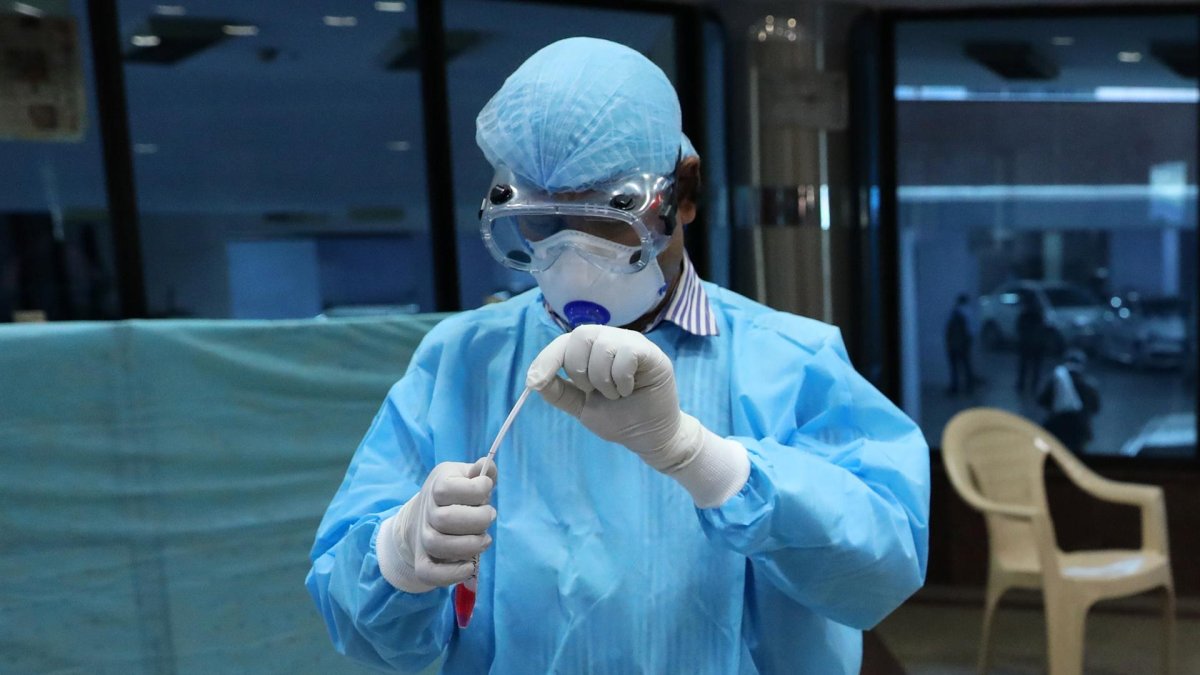 Un enfermero prepara una PCR en una imagen de archivo.