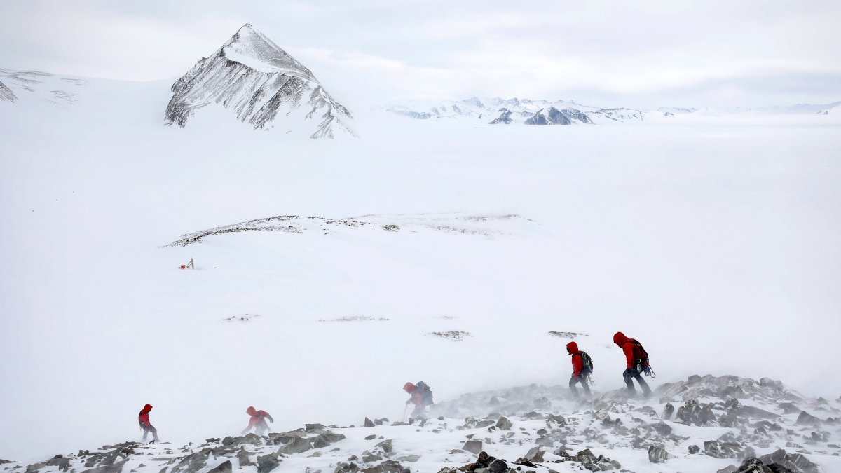 Fotografía cedida por Imagen Chile que muestra a visitantes mientras caminan por el Glaciar Unión.  