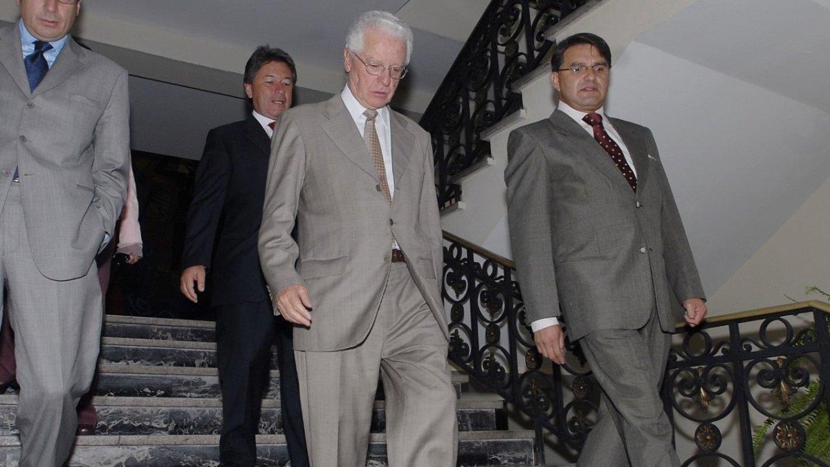 Vallejo es uno de los fundadores de la Izquierda Democrática. Se ha desempeñado como diputado y llegó a ser presidente del Congreso, entre otros cargos.