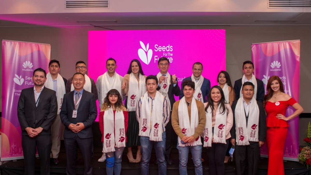 Autoridades de Huawei, Senescyt y universidades junto a los estudiantes seleccionados estuvieron presentes en la inauguración del programa ‘Seeds for the Future’.