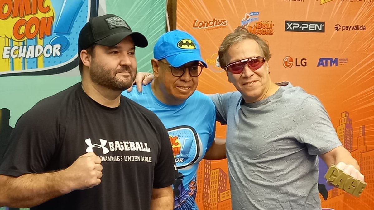 En la imagen, Austin St. John; el organizador de la Comic Con, Fernando Flores; y Daniel Pesina, co-creador de Mortal Combat.