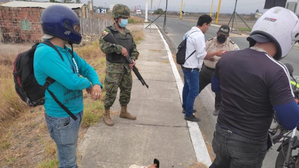La Policía efectúa controles de seguridad en calles y avenidas de la Zona 8, con el fin  de contrarrestar la ola delictiva.