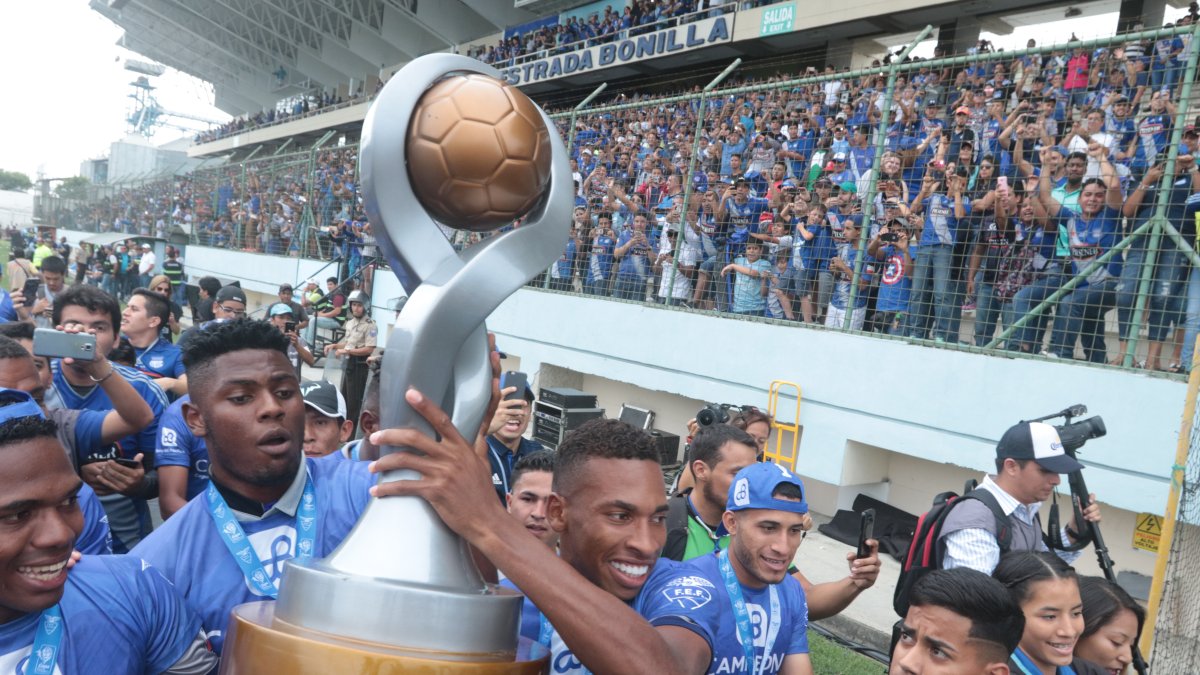 La última copa que levantó Emelec fue en el 2017 tras vencer 2-0 al Delfín de Manta en el estadio Jocay. Este año espera volver a vivir esta alegría.