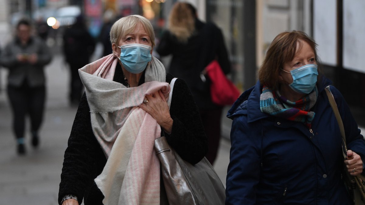 Gente con mascarilla por las calles de Londres, en una imagen de archivo.